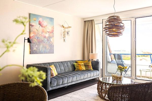 Woonkamer - Prachtig modern ingericht appartement in Callantsoog (2)