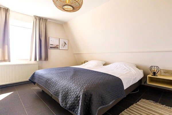 Slaapkamer - Prachtig modern ingericht appartement in Callantsoog (5)