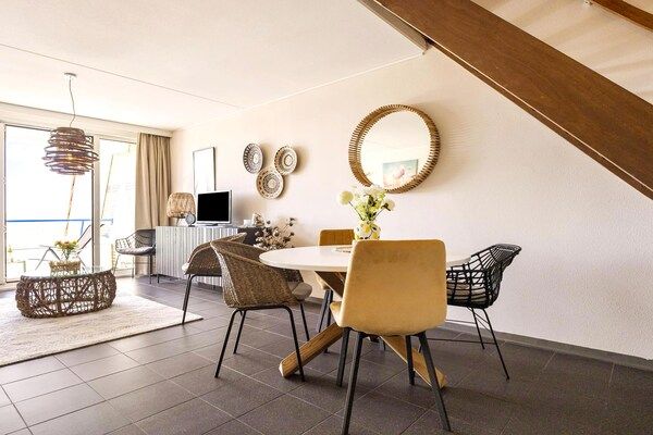 Eetkamer - Prachtig modern ingericht appartement in Callantsoog (3)