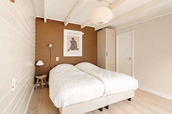 Slaapkamer - Vakantiehuis met hottub op loopafstand in Sint Maartensvlotbrug (4)