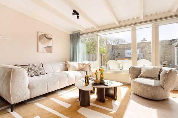 Woonkamer - Vakantiehuis met hottub op loopafstand in Sint Maartensvlotbrug (1)