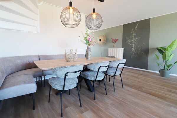 Eetkamer - Nieuwe, luxe vakantiewoning in hartje Friesland in leons (3)