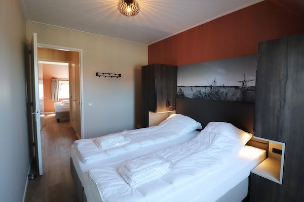 Slaapkamer - Nieuwe, luxe vakantiewoning in hartje Friesland in leons (5)