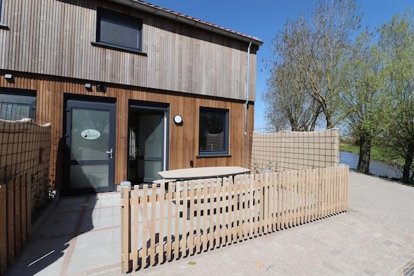 Buitenkant - Compleet nieuwe hoek villa in Friesland in leons (1)
