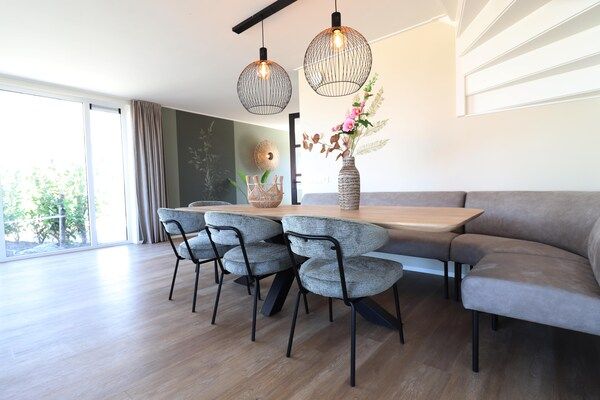Eetkamer - Compleet nieuwe hoek villa in Friesland in leons (3)