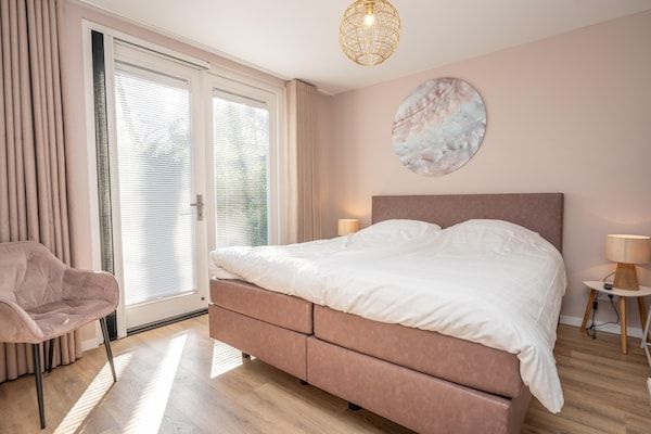 Slaapkamer - Luxe, rust en stilte, en ruimte voor het hele in De Koog (5)