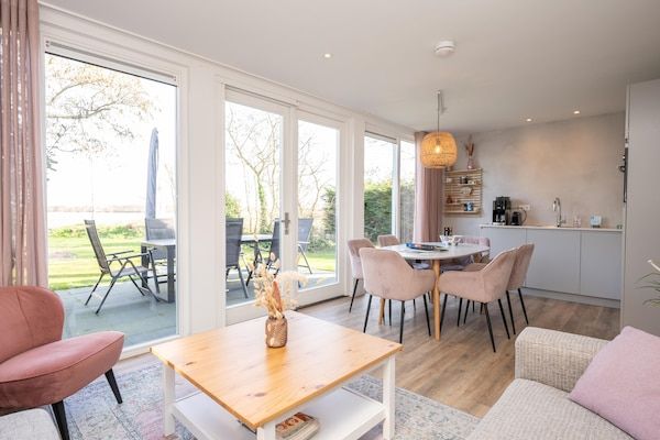 Eetkamer - Luxe, rust en stilte, en ruimte voor het hele in De Koog (3)