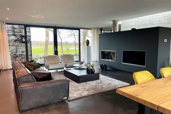 Woonkamer - Wellnessvilla met privéspa in Oosterhout (2)