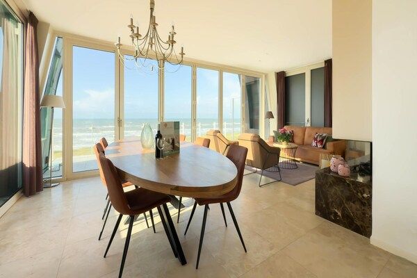 Woonkamer - Luxe appartement aan het strand voor 5 personen in Egmond aan Zee (4)