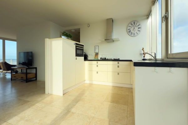 Keuken - Luxe appartement aan het strand voor 5 personen in Egmond aan Zee (5)
