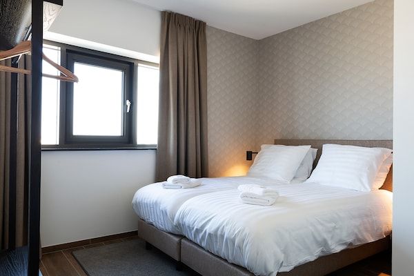 Slaapkamer - Stijlvol appartement voor 8 personen met zeezicht in Egmond aan Zee (4)