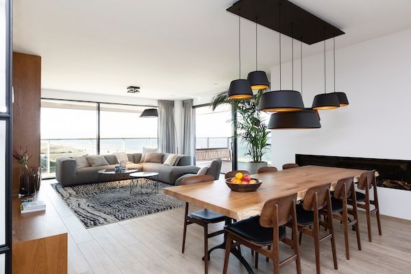 Woonkamer - Luxe vakantiehuis aan de Noordzee met garage. in Egmond aan Zee (1)