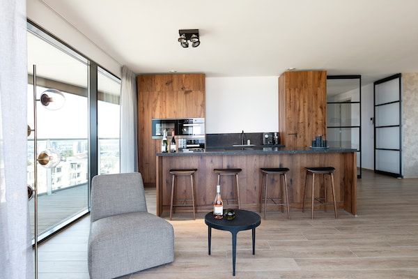 Keuken - Luxe vakantiehuis aan de Noordzee met garage. in Egmond aan Zee (2)