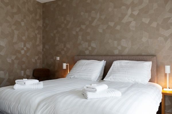 Slaapkamer - Luxe vakantiehuis aan de Noordzee met garage. in Egmond aan Zee (3)