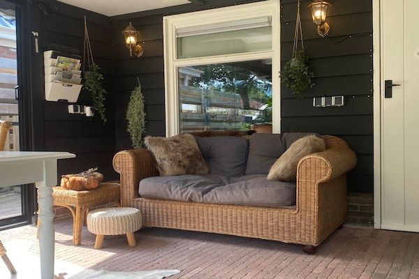 Woonkamer - Rustige Wellnessvilla in Bellingwolde in Bellingwolde (2)