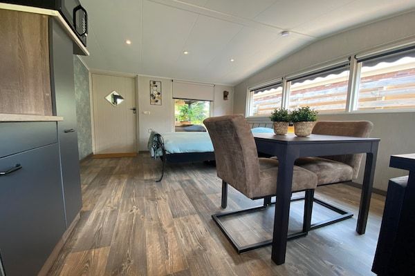 Eetkamer - Rustige Wellnessvilla in Bellingwolde in Bellingwolde (5)
