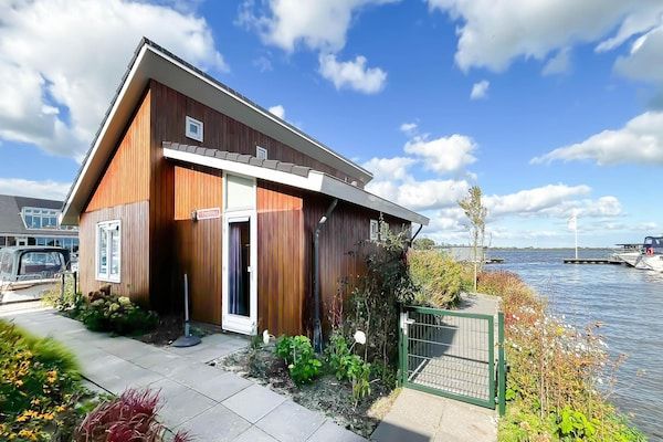 Buitenkant - Uitgeest Moderne Woning aan het Water in Uitgeest (1)