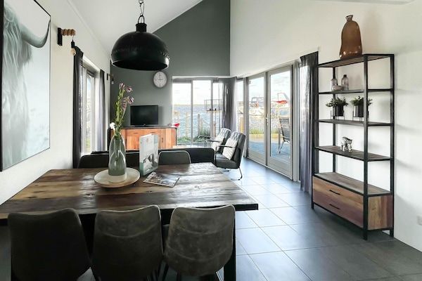 Eetkamer - Uitgeest Moderne Woning aan het Water in Uitgeest (4)