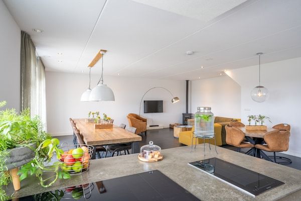 Eetkamer - Luxe villa met sauna voor 12 personen in Den Burg (2)