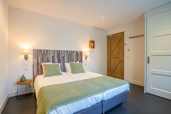 Slaapkamer - Luxe villa met sauna voor 12 personen in Den Burg (4)