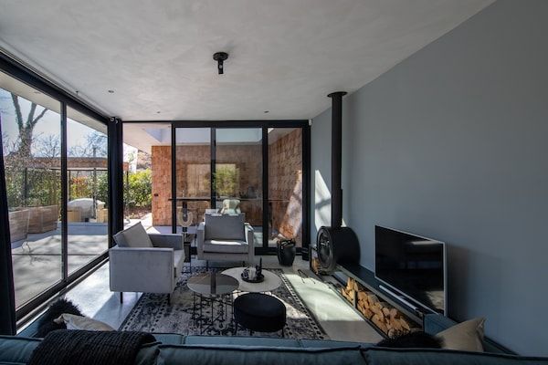 Woonkamer - Wellnessvilla met privéjacuzzi in Oosterhout (2)
