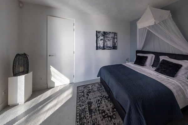 Slaapkamer - Wellnessvilla met privéjacuzzi in Oosterhout (3)
