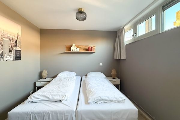 Slaapkamer - Modern Botenhuis aan het Uitgeestermeer in Uitgeest (5)