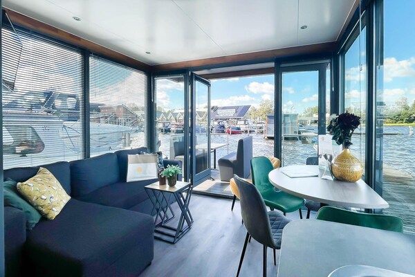 Woonkamer - Woonboot voor 4 personen op het Uitgeestermeer in Uitgeest (2)