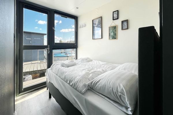 Slaapkamer - Woonboot voor 4 personen op het Uitgeestermeer in Uitgeest (5)