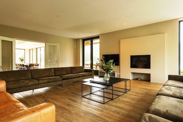 Woonkamer - Villa met verwarmd zwembad en sauna in Aalten (3)