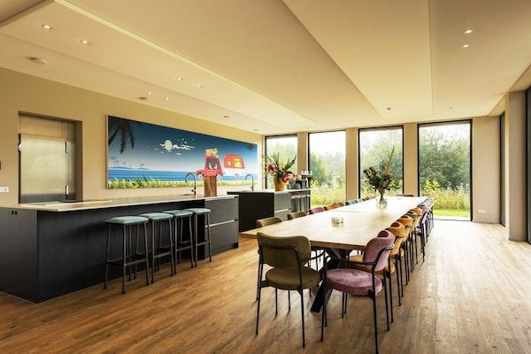 Eetkamer - Villa met verwarmd zwembad en sauna in Aalten (5)