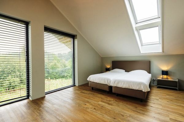 Slaapkamer - Villa met verwarmd zwembad en sauna in Aalten (4)