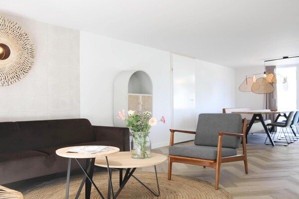 Woonkamer - Modern vakantiehuis aan de kust met tuin in Sint Maarten (3)
