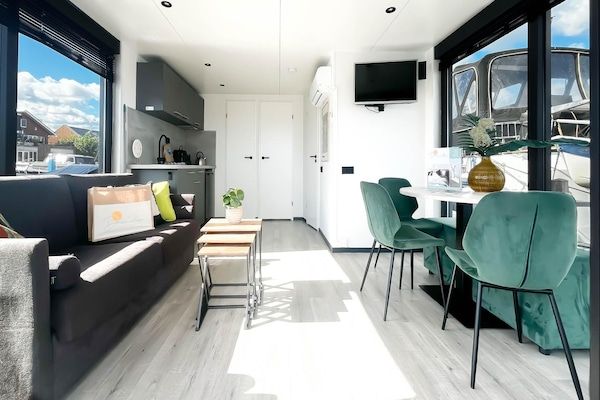 Woonkamer - Unieke woonboot aan het Uitgeestermeer in Uitgeest (1)
