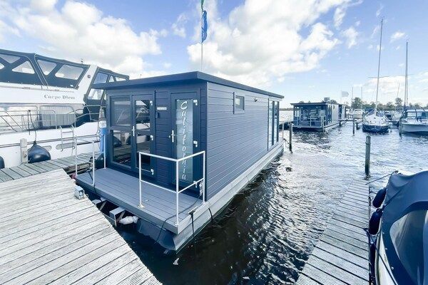 Buitenkant - Unieke woonboot aan het Uitgeestermeer in Uitgeest (5)