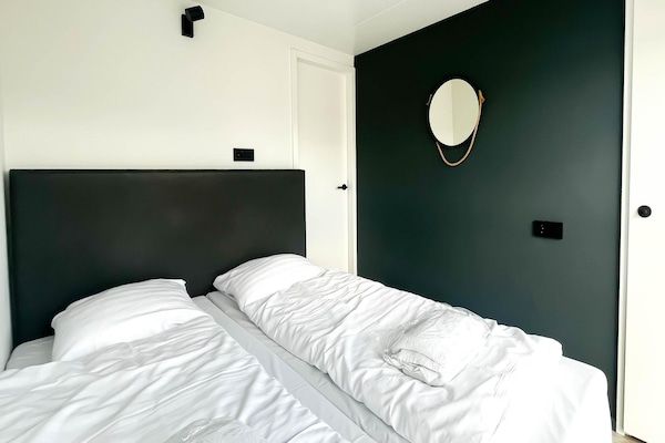 Slaapkamer - Unieke woonboot aan het Uitgeestermeer in Uitgeest (3)