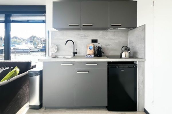 Keuken - Unieke woonboot aan het Uitgeestermeer in Uitgeest (2)