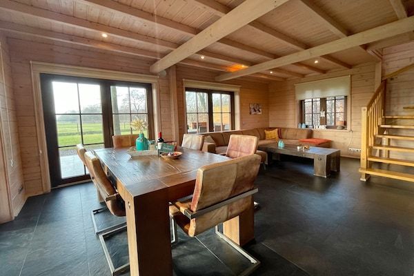 Eetkamer - Villa met sauna en badkuip in Den Ham (5)