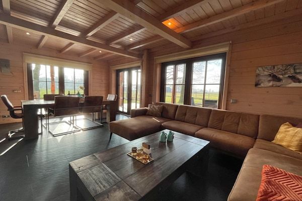 Woonkamer - Villa met sauna en badkuip in Den Ham (2)