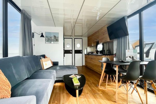 Woonkamer - Boothuis met terras met uitzicht op het meer in Uitgeest (1)