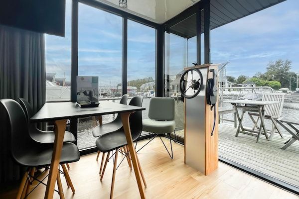 Eetkamer - Boothuis met terras met uitzicht op het meer in Uitgeest (3)
