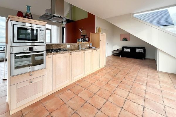 Keuken - Penthouse met terras met uitzicht op het meer in Uitgeest (3)