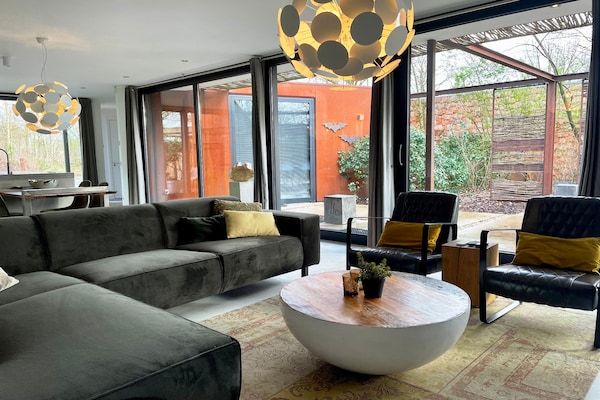 Woonkamer - Wellnessvilla met privésauna in Oosterhout (2)