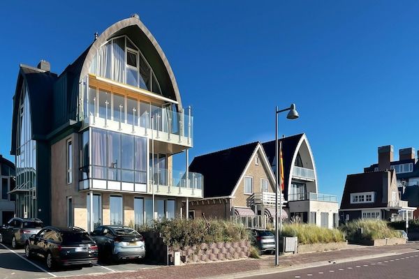 Buitenkant - Luxe villa aan het strand met balkon in Egmond aan Zee (1)