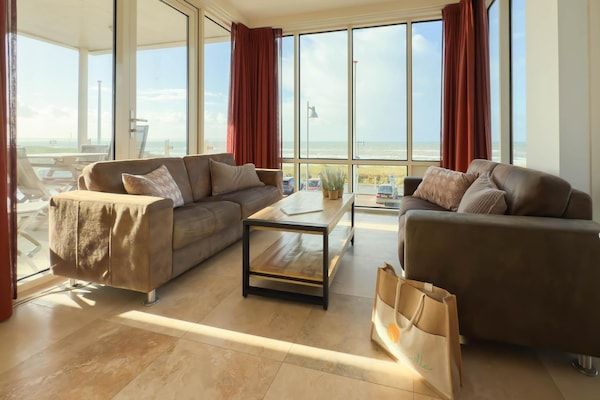 Woonkamer - Luxe villa aan het strand met balkon in Egmond aan Zee (2)