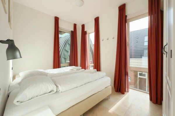 Slaapkamer - Luxe villa aan het strand met balkon in Egmond aan Zee (4)