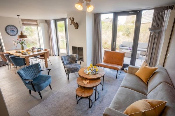Woonkamer - Dune Retreat met privésauna in Egmond aan den Hoef (2)
