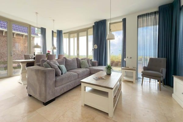 Woonkamer - Moderne villa aan de kust met eigen terras in Egmond aan Zee (1)