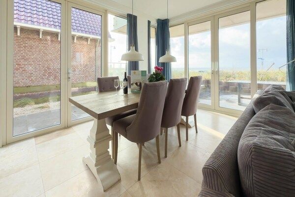 Eetkamer - Moderne villa aan de kust met eigen terras in Egmond aan Zee (4)