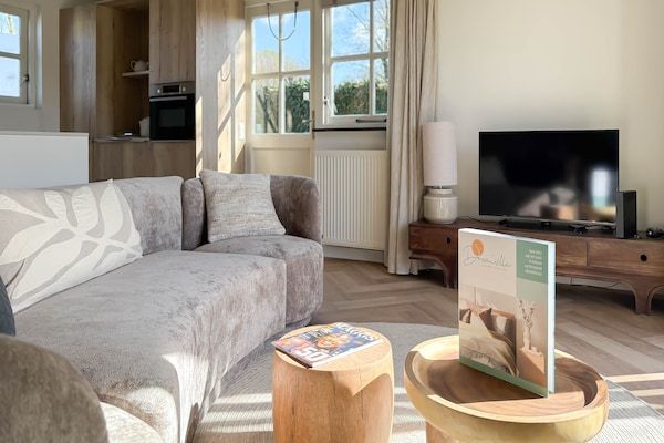 Woonkamer - Villa met een ruime, zonnige tuin in Egmond aan den Hoef (2)